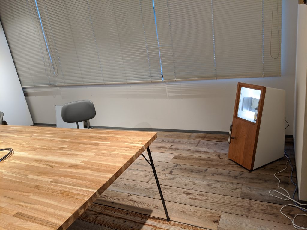 オフィスの会議室片隅には開発中のDrinkShiftaが置いてある